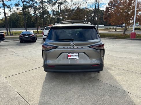 New 2026 Toyota Sienna LE image 5