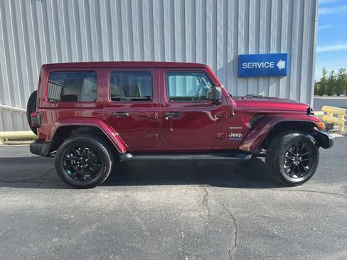Used 2022 Jeep Wrangler Unlimited Sahara w/ Cold Weather Group AWD/4WD image 9