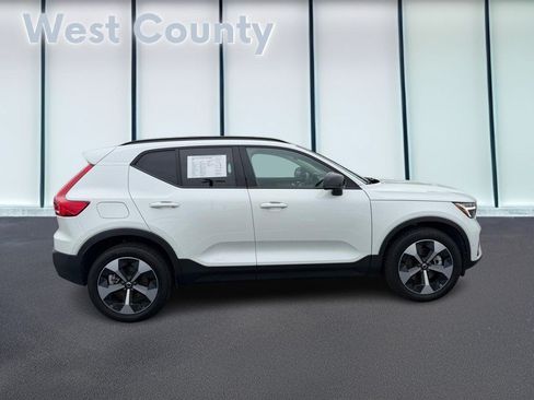 Certified 2026 Volvo XC40 B5 Plus AWD/4WD image 2