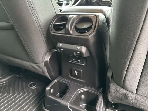 Used 2019 Jeep Wrangler Unlimited Sahara image 17