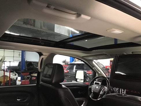 Used 2020 Nissan Titan SL w/ Moonroof Package image 28