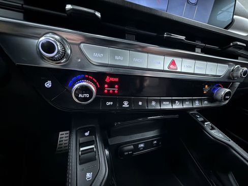 Used 2024 Kia Telluride SX Prestige w/ Towing Package image 8