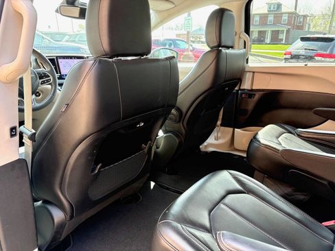 Used 2023 Chrysler Pacifica Touring-L FWD image 29