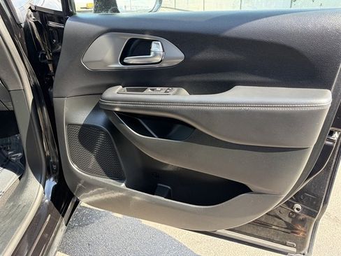 Used 2025 Chrysler Pacifica Select FWD image 44
