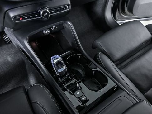 Certified 2023 Volvo XC40 B5 Plus w/ Protection Package Premier image 18