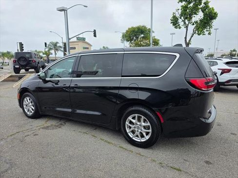 Certified 2023 Chrysler Pacifica Touring-L FWD image 8