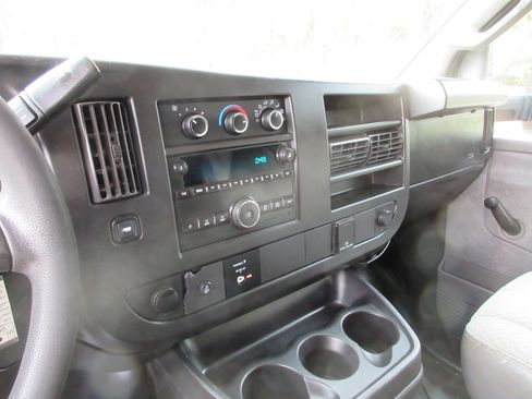 Used 2018 Chevrolet Express 3500 w/ Driver Convenience Package image 32