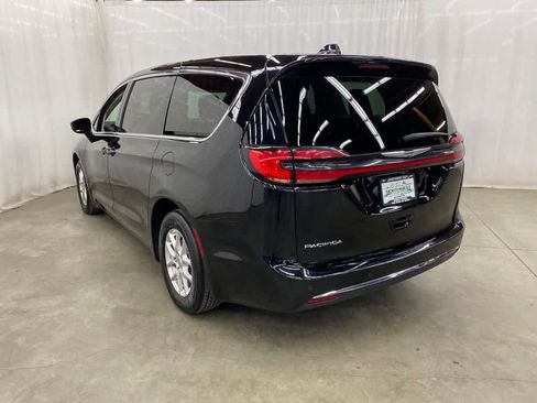 Used 2024 Chrysler Pacifica Touring-L FWD image 4