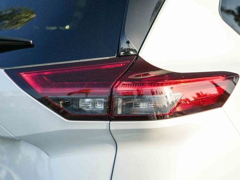 Used 2025 Nissan Rogue SL FWD image 7