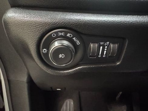 Used 2025 Chrysler Pacifica Select FWD image 33