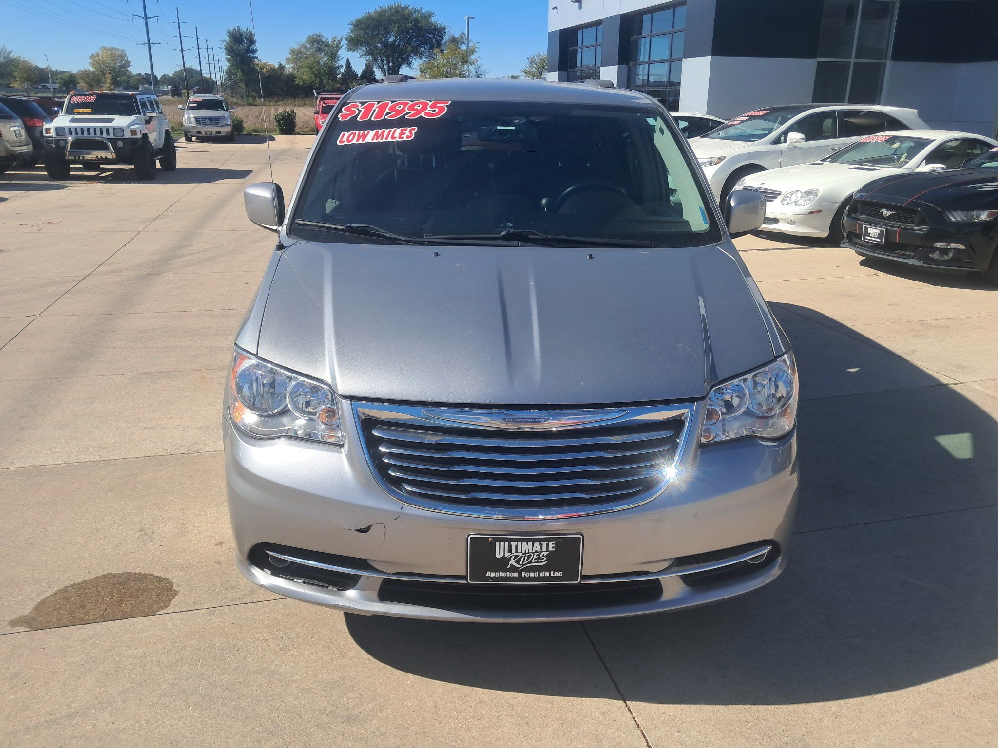 Used 2016 Chrysler Town & Country Touring FWD image 2