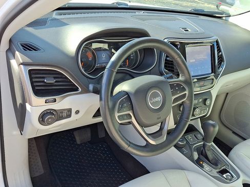 Used 2019 Jeep Cherokee Limited image 25