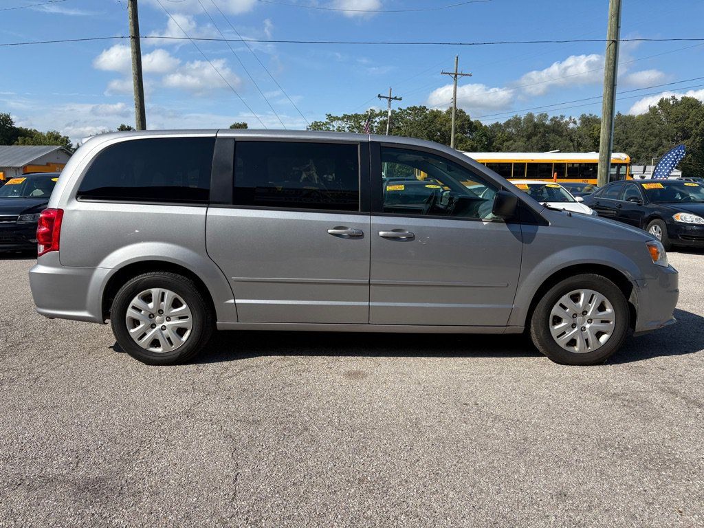 Used 2017 Dodge Grand Caravan SE w/ UConnect Hands-Free Group FWD image 3