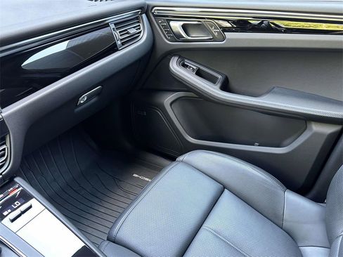 Used 2025 Porsche Macan image 29