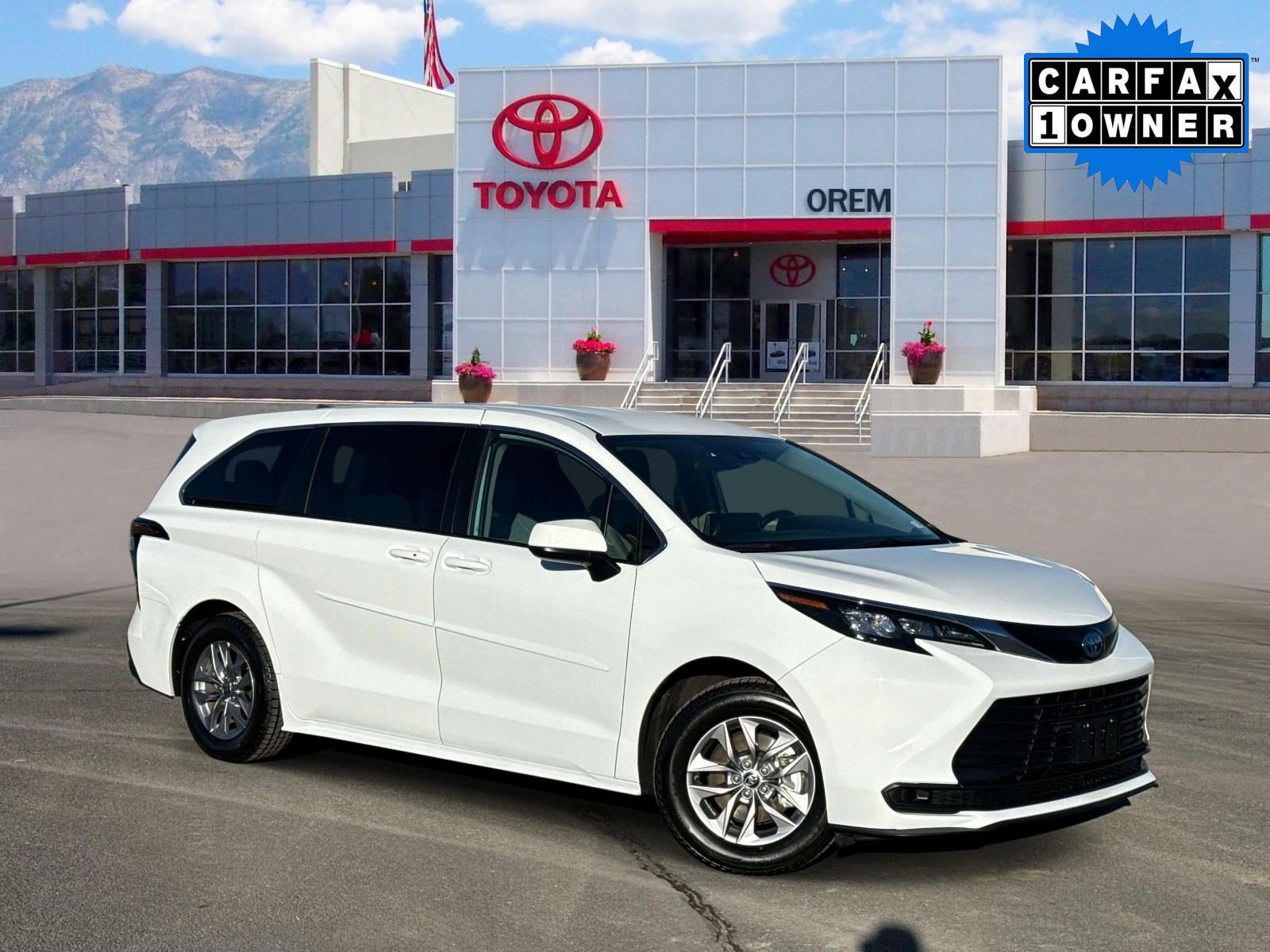 Used 2024 Toyota Sienna LE AWD/4WD image 1