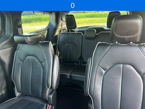 Used 2025 Chrysler Pacifica Limited FWD image 32
