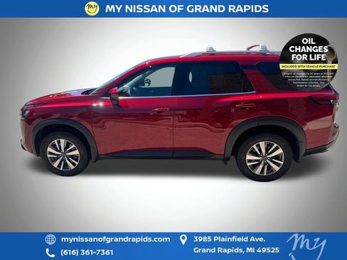 Used 2025 Nissan Pathfinder SL AWD/4WD image 5