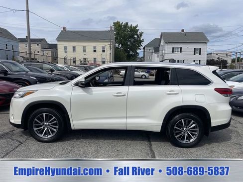 Used 2017 Toyota Highlander XLE AWD/4WD image 11