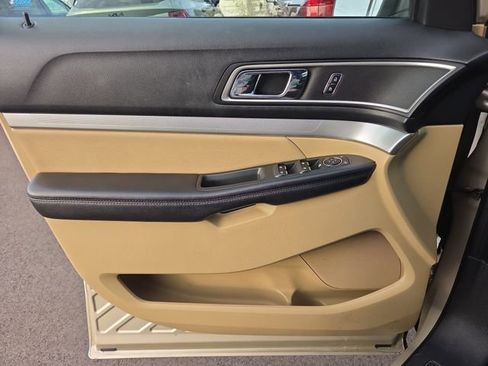 Used 2017 Ford Explorer XLT image 21