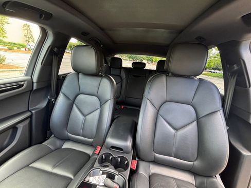 Certified 2024 Porsche Macan image 12