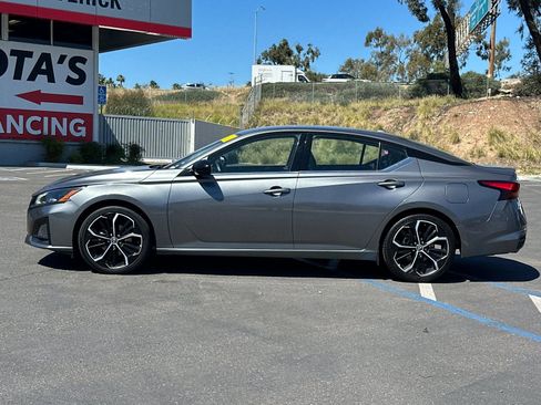 Used 2023 Nissan Altima 2.5 SR FWD image 2