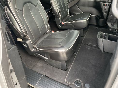 Used 2025 Chrysler Pacifica Limited image 15