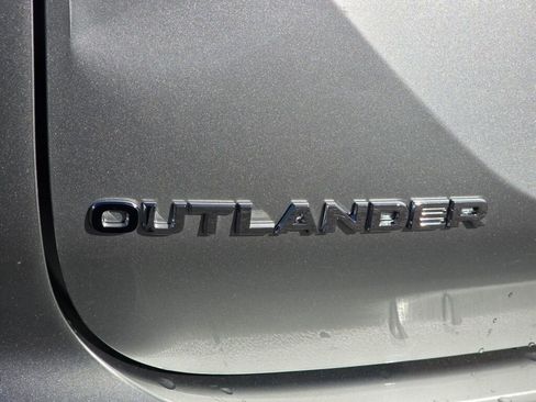 Used 2022 Mitsubishi Outlander SE image 16