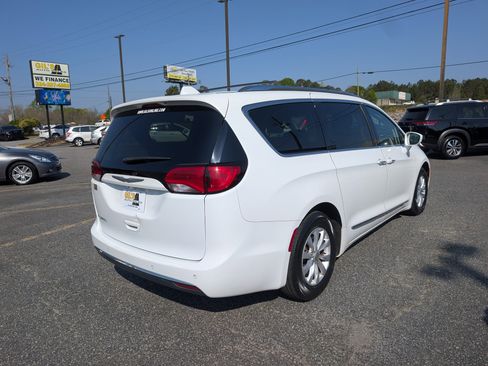 Used 2019 Chrysler Pacifica Touring-L image 5