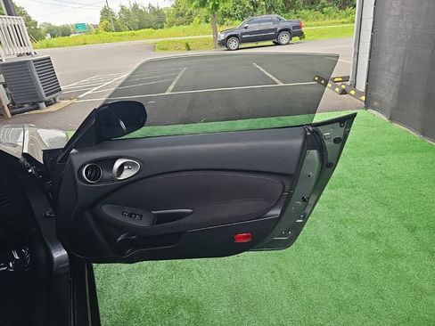 Used 2017 Nissan 370Z Coupe RWD image 13