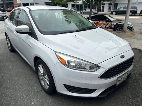 Used 2016 Ford Focus SE FWD image 2