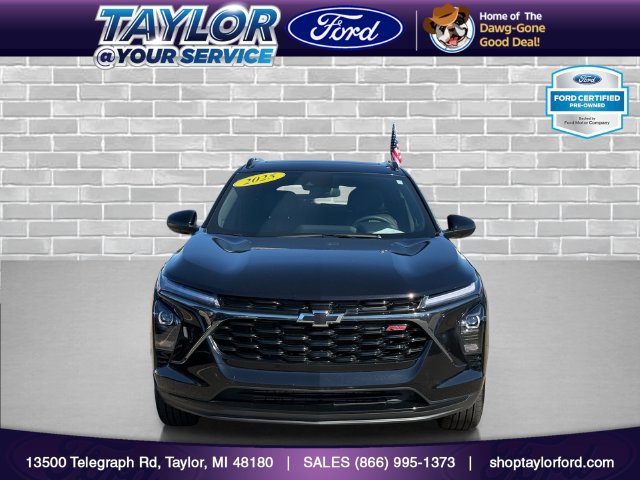 Used 2025 Chevrolet Trax RS w/ Sunroof Package FWD image 2