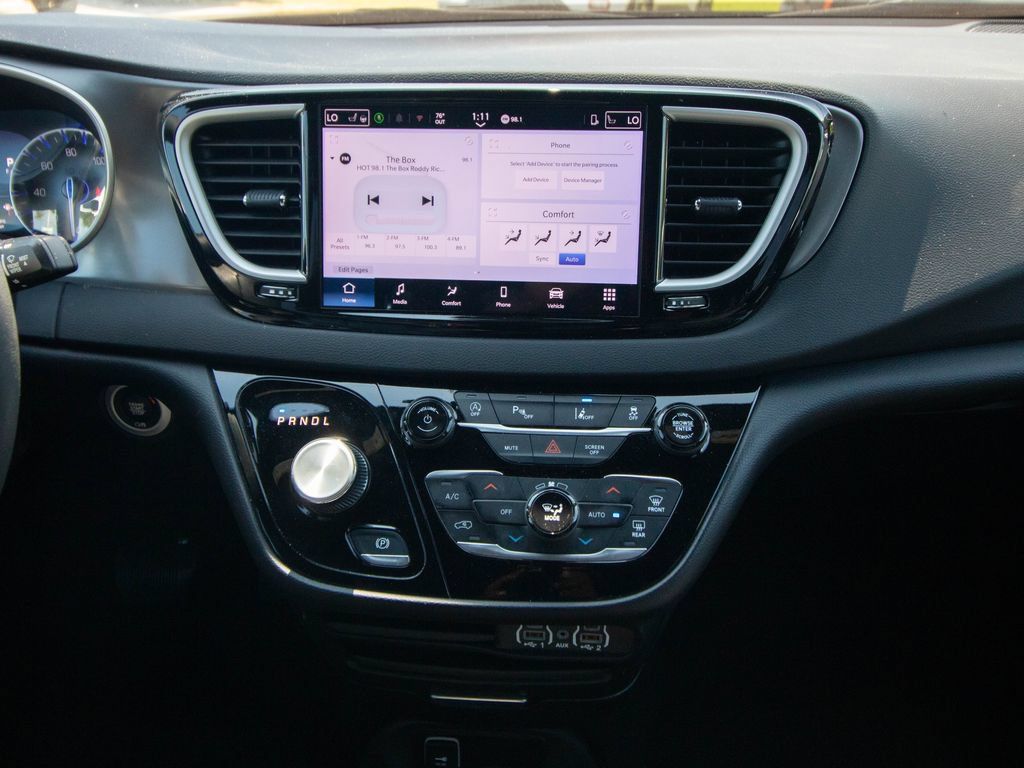 Used 2025 Chrysler Pacifica Select FWD image 24
