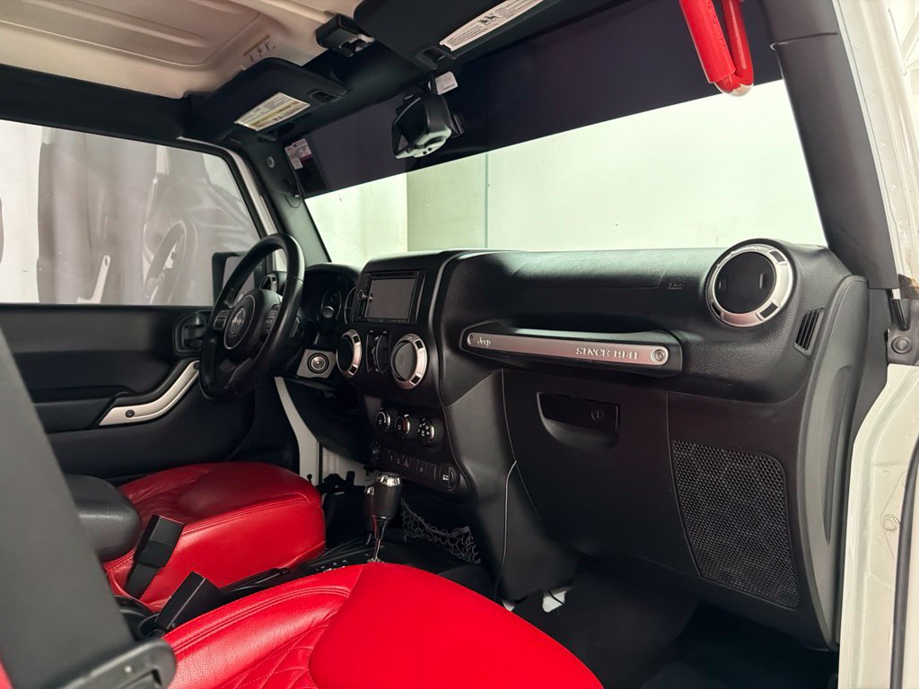 Used 2015 Jeep Wrangler Unlimited Sahara w/ Connectivity Group AWD/4WD image 30