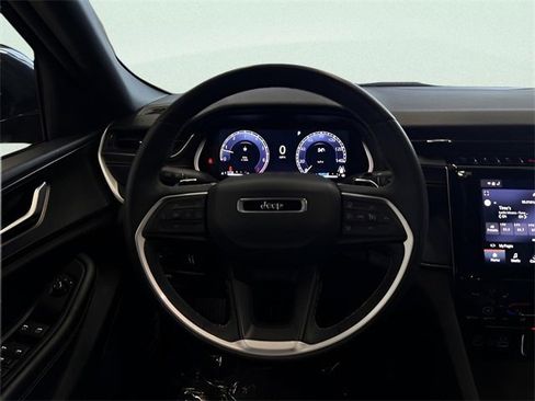 Used 2023 Jeep Grand Cherokee L Laredo image 20