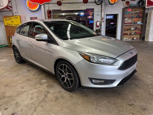 Used 2017 Ford Focus SEL w/ Cold Weather Package image 7