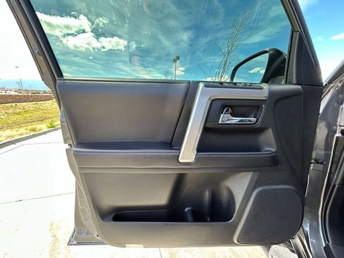 Used 2017 Toyota 4Runner SR5 AWD/4WD image 10
