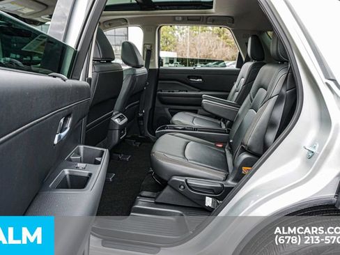 Used 2025 Nissan Pathfinder SL w/ SL Premium Package image 21