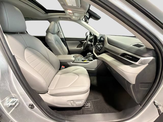 Used 2024 Toyota Highlander XLE AWD/4WD image 22