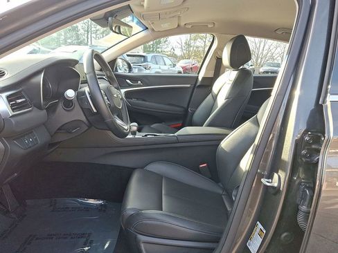 Used 2025 Genesis G70 2.5T image 11