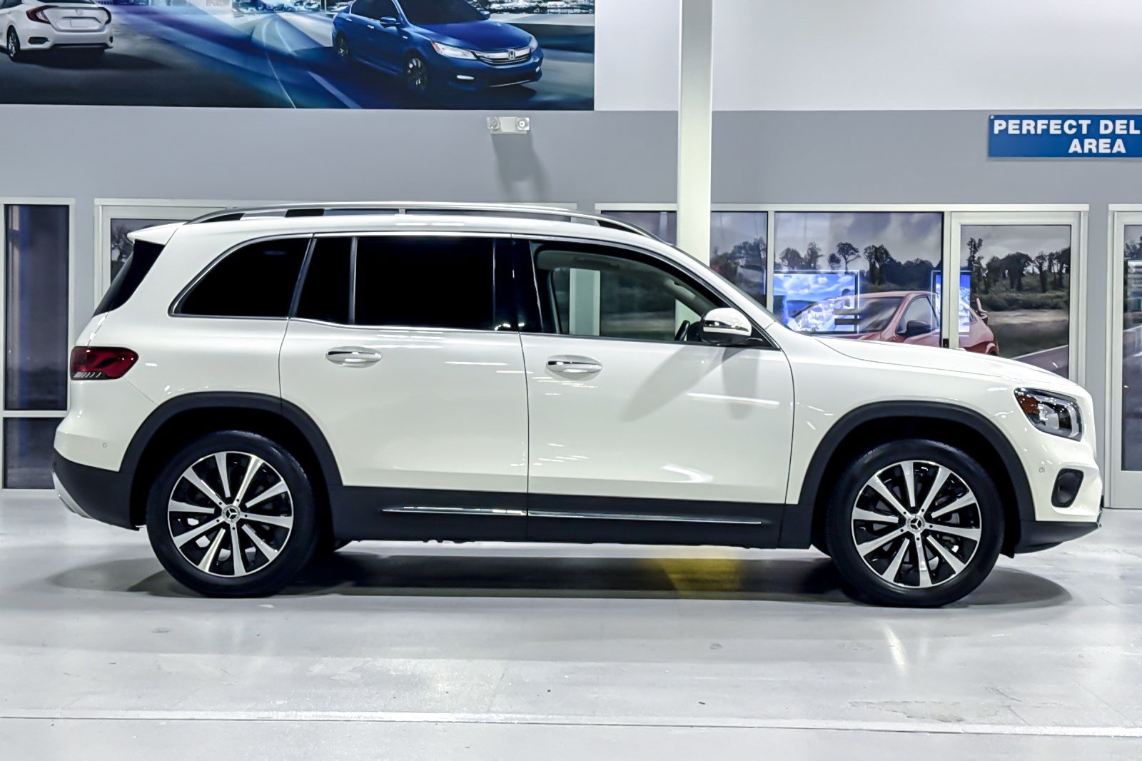Used 2023 Mercedes-Benz GLB 250 w/ Premium Package image 8