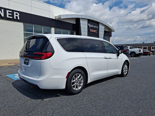 Used 2025 Chrysler Pacifica Select FWD image 6