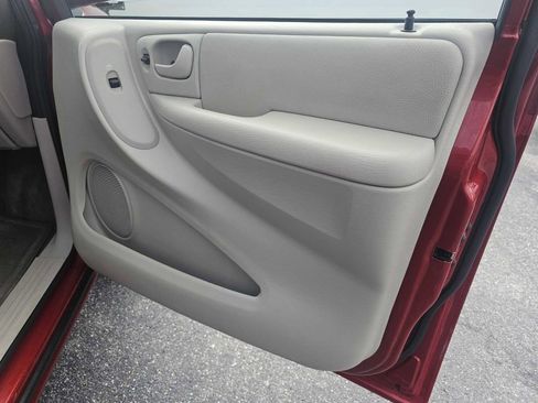 Used 2005 Chrysler Town & Country Touring w/ Leather Interior Group image 17