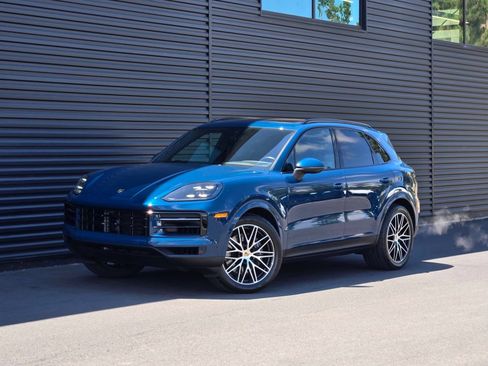 Used 2025 Porsche Cayenne w/ Premium Package AWD/4WD image 2