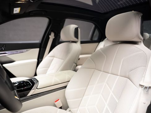 Used 2024 BMW i7 xDrive60 image 60