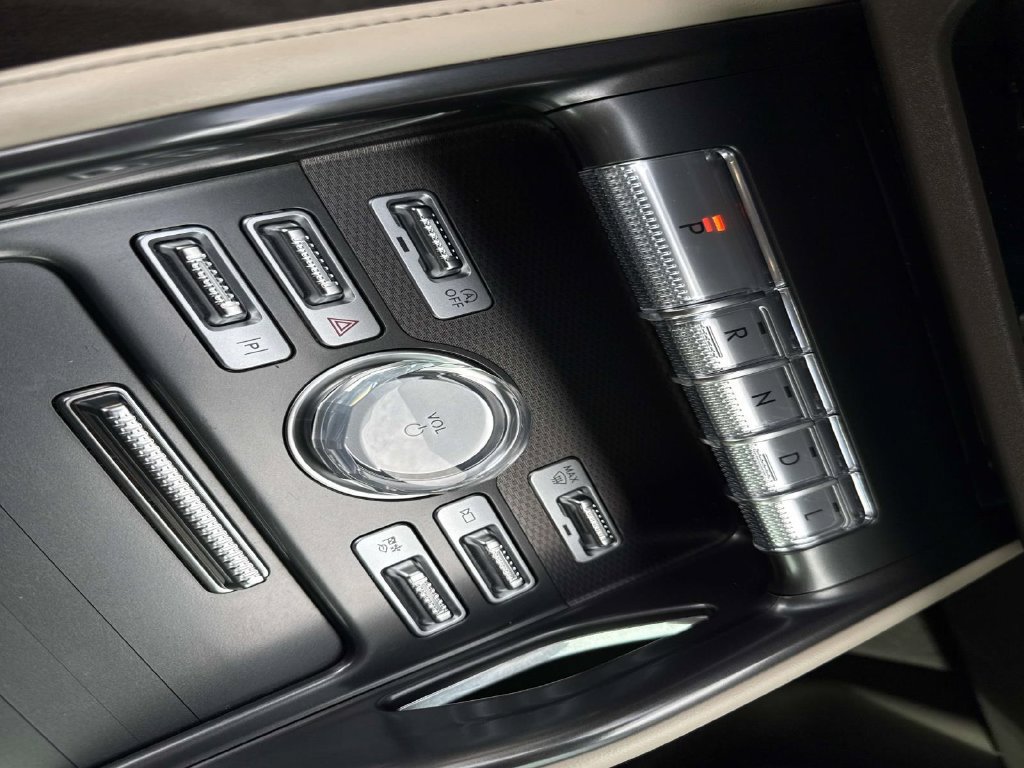 Used 2024 Lincoln Nautilus Premier AWD/4WD image 29