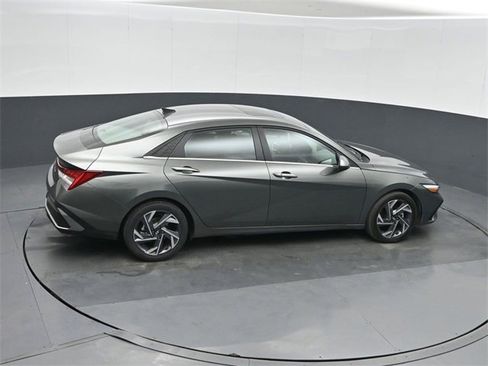 Used 2025 Hyundai Elantra SEL image 29