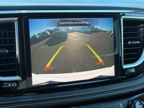 Used 2024 Chrysler Pacifica Select image 23