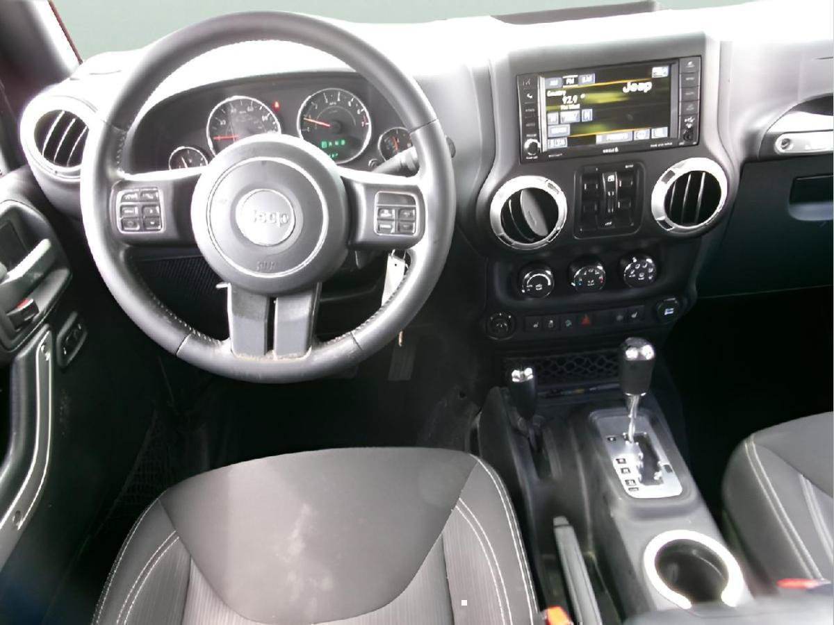 Used 2015 Jeep Wrangler Unlimited Sahara w/ Dual Top Group AWD/4WD image 11