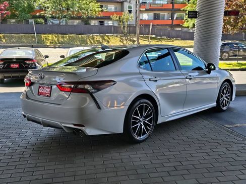 Used 2023 Toyota Camry SE w/ Cold Weather Package FWD image 5