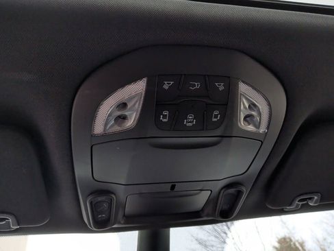 Used 2025 Chrysler Pacifica Limited w/ Uconnect Theater Family Group image 36